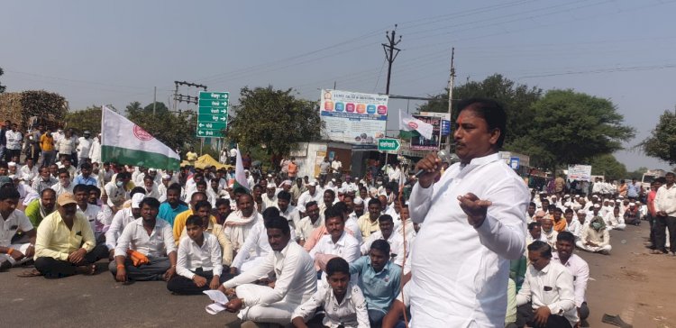 *शेतकऱ्यांचा वीज पुरवठा सुरळीत करा अन्यथा गाठ मनसेशी,,*,,  *मनसेचे  राज्याचेनेते दिलीपबापू धोत्रे यांचा ईशारा*  *भोसे येथे पाच तास रास्ता रोको आंदोलन*