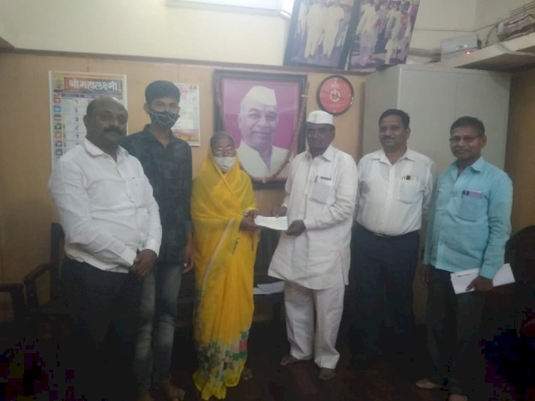 *सहकार शिरोमणी कारखान्याच्या मयत कर्मचाऱ्यांच्या वारसास धनादेश वाटप.*