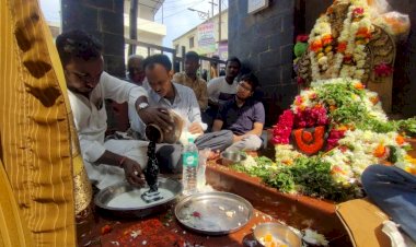 *महसूल मंत्री मा श्री ना बाळासाहेब थोरात यांच्या प्रकृतीस्वास्थ्यासाठी विठ्ठल रुक्मिणीस साकडे*  *नामदेव पायरी जवळ युवक काँग्रेसच्या कार्यकर्त्यांनी घातला विठ्ठल मुर्तीस अभिषेक*