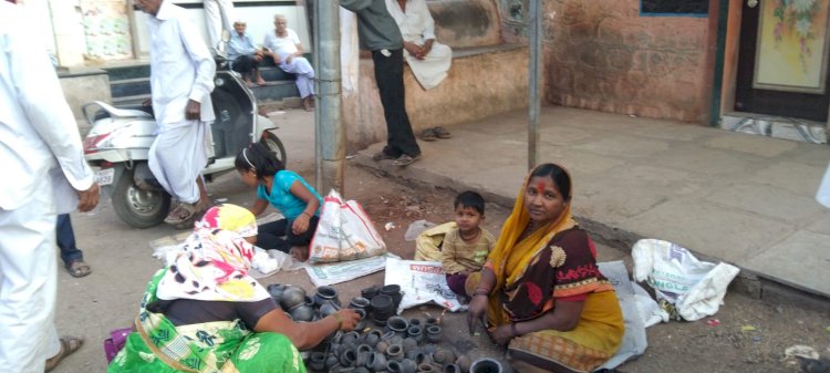 *महाराष्ट्राची संस्कृती जपणारी सुगडीला सुसंस्कृत महिलांनी युगानयुगे जोपासण्याचे केले काम......!*  *करकंब च्या कुंभारवाड्यात युगानुयुगे सुसंस्कृत माता-भगिनी महिलावर्ग पूजन करून सुगड घेऊन जातात घरी.*