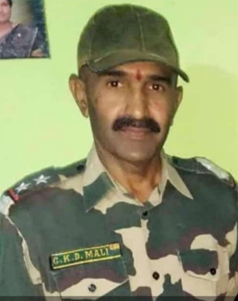 *देश सेवेला सीमा नाही.... सेवेतून  सुट्टी मिळाली... घराची ओढ लागली.... आणि मध्येच हृदयविकाराने सीमा सुरक्षा दलाचे सब इन्स्पेक्टर चंद्रकांत उर्फ बाळासाहेब माळी (शिंदे) यांना आले वीरमरण....!*  *करकंब गावचे देशभक्त चंद्रकांत उर्फ बाळासाहेब माळी होते रहिवासी.*