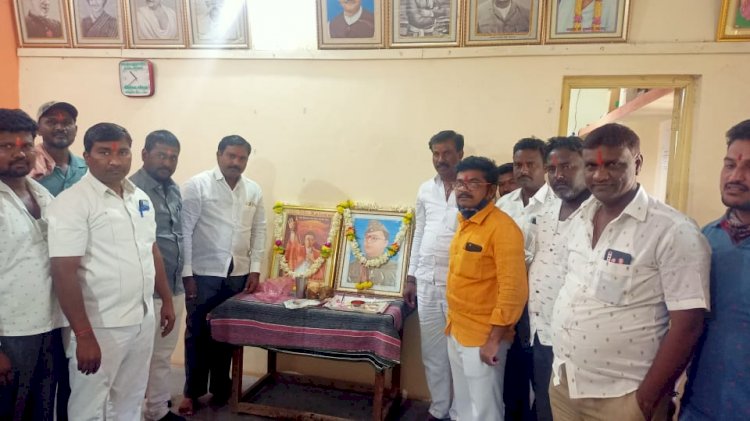 *करकंब येथे थोर स्वातंत्र्य सेनानी नेताजी सुभाषचंद्र बोस व  शिवसेनाप्रमुख स्व. बाळासाहेब ठाकरे यांची जयंती विविध सामाजिक उपक्रमाने साजरी.*   *करकंब शिवसेना व युवा सेनेचा उपक्रम*   *ग्रामपंचायत कार्यालयात व घाटुळे वस्ती येथे विनम्र अभिवादन.*