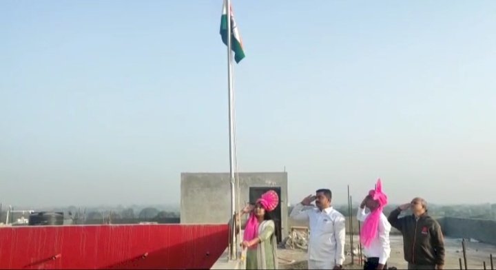 *करकंब येथील रामभाऊ जोशी हायस्कूल चा राज्यात निर्माण केला आदर्शआगळा-वेगळा पॅटर्न* *दहावीत प्रथम आलेल्या विद्यार्थिनींच्या हस्ते ध्वजारोहन* *दहावी मार्च 20 21 मधून प्रथम आलेली विद्यार्थिनी कु.श्रावणी लक्ष्‍मण वंजारी यांच्या हस्ते करण्यात आले ध्वजारोहण*