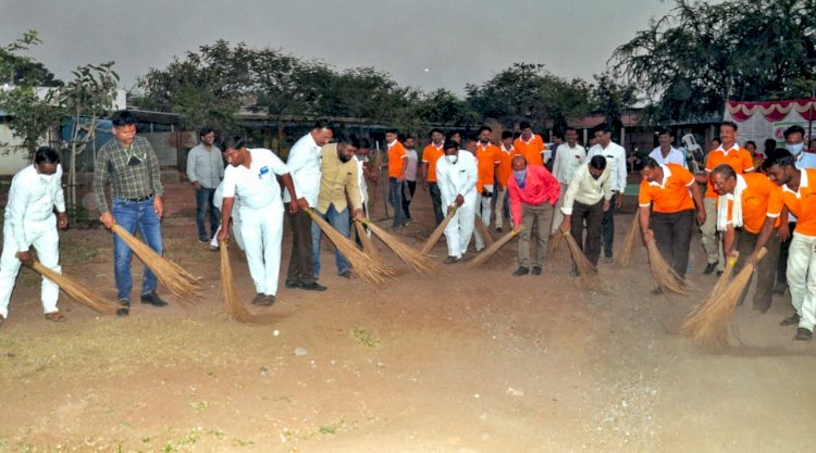 *करकंब ग्रामस्थांच्या सहकार्यातून जागर स्वच्छता टीमने घेतला करकंब गाव स्वच्छतेचा वसा*  *करकंब करांनी तन मन धनानी एकत्र येऊन जागर स्वच्छता अभियान टीमच्या अभियानात सहभागी व्हावे :-गोविंद जाधव*