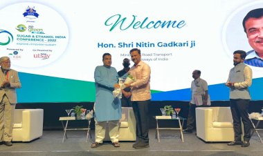 *केंद्रीय मंत्री नितीन गडकरींनी केला चेअरमन अभिजीत पाटील यांचा सन्मान*  *देशातील पहिला ऑक्सिजन प्रकल्प धाराशिव साखर कारखान्यात उभारल्याबद्दल पाटील यांचे केले गडकरींनी कौतुक*