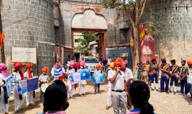 *करकंब येथे पथनाट्य सादरीकरणाने जागतिक जल दिवस संपन्न*  *करकंब येथील स्काऊट गाईड विभागाच्या विद्यार्थ्यांनी सादर केले पथनाट्य* *पूर्वी पाण्यासाठी पाण्यासारखा खर्च केला जायचा... आज जल है तो कल है.....!*