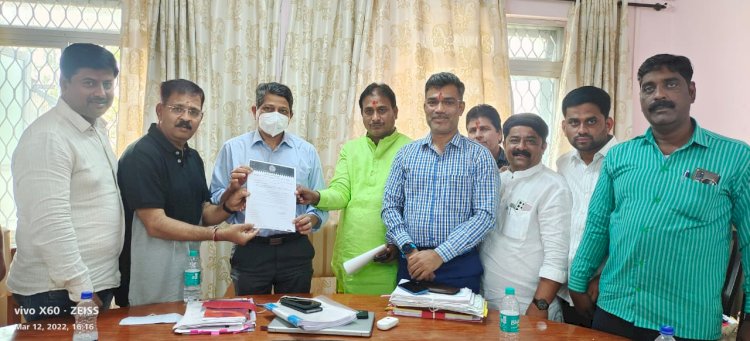 *विठ्ठल -रुक्मिणीचे पददर्शन सुरू करा, प्रासादिक वस्तुंना परवानगी द्या* *या मागणीसाठी  जिल्हाधिकारी, आणि मंदिर समितीचे  कार्यकारी अधिकारी गुरव यांच्याकडे सर्वपक्षीय नेत्याचे निवेदन** अन्यथा आंदोलन करण्याचा ईशारा *