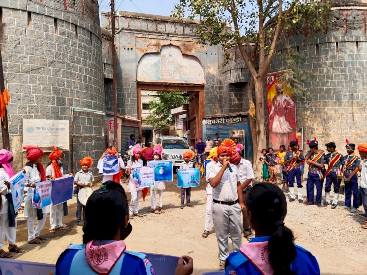 *करकंब येथे पथनाट्य सादरीकरणाने जागतिक जल दिवस संपन्न*  *करकंब येथील स्काऊट गाईड विभागाच्या विद्यार्थ्यांनी सादर केले पथनाट्य* *पूर्वी पाण्यासाठी पाण्यासारखा खर्च केला जायचा... आज जल है तो कल है.....!*