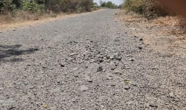 *करकंब-मोडनिंब रस्ता बनला मृत्यूचा सापळा*   *ठेकेदाराच्या तालावर... बांधकाम विभाग नाचतोय... ग्रामस्थ प्रवासी वाहनधारक मात्र.... जीवघेणा प्रवास करतोय.....!* *निकृष्ट  दर्जाच्या कामामुळे लोकांमधून तीव्र संतापाची लाट*