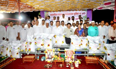 *अभिजीत पाटील हे साखर उद्योगातील जादूगार:- साखर आयुक्त शेखर गायकवाड* *सांगोला साखर कारखान्याचे ३लाख १हजार १११ पोती पूजन साखर आयुक्तांच्या शुभहस्ते संपन्न*