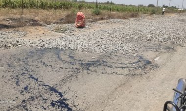 *करकंब - मोडनिंब रस्त्याच्या कामाची कार्यकारी अभियंत्यांनी केली पाहणी* *- *मागील कामाची दुरुस्ती होईपर्यंत पुढील काम बंद ठेवण्याच्या सूचना* 