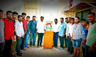 *भाजप युवा मोर्चा व सन्मित्र ग्रुपच्या वतीने क्रांतिसूर्य महात्मा ज्योतीराव फुले यांची जयंती साजरी*   *यावेळी क्रांतिसूर्य महात्मा ज्योतीराव फुले यांच्या प्रतिमेचे पूजन गुजराथी रूखी समाजाचे अध्यक्ष गुरु दोडिया यांच्या शुभ हस्ते करण्यात आले.* 