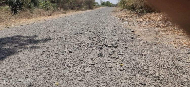 *करकंब-मोडनिंब रस्ता बनला मृत्यूचा सापळा*   *ठेकेदाराच्या तालावर... बांधकाम विभाग नाचतोय... ग्रामस्थ प्रवासी वाहनधारक मात्र.... जीवघेणा प्रवास करतोय.....!* *निकृष्ट  दर्जाच्या कामामुळे लोकांमधून तीव्र संतापाची लाट*