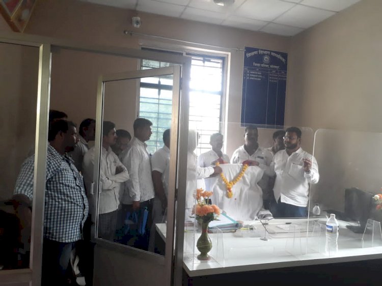 *सोलापुरात माध्यमिक शिक्षणाधिकाऱ्यांच्या रिकाम्या  खुर्चीला हार ; सीईओ स्वामी बाबरांवर संतापले....!*