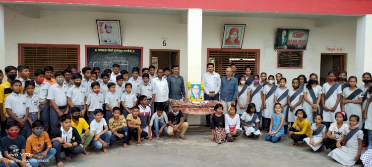 *रामभाऊ जोशी हायस्कूल च्या विद्यार्थ्यांनी  भारतरत्न डॉक्टर बाबासाहेब आंबेडकर यांच्या प्रतिमेचे पूजन....!* *इ. पाचवी ते आठवी शिष्यवृत्ती स्पर्धा परीक्षा चे आयोजन*