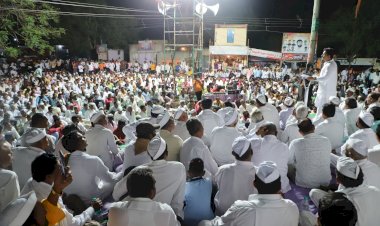 *विचार विनिमय बैठकीसाठी पटवर्धन कुरोलीतही आले मोठ्या सभेचे रूप*  *उस्फुर्तपणे   जमू लागलेली    गर्दी  हीच नव्या बदलाची नांदी - अभिजीत पाटील*  *श्री विठ्ठल सहकारी कारखान्याला पुन्हा गतवैभव मिळवून देण्यासाठी अहोरात्र झटणार असल्याची ग्वाही*