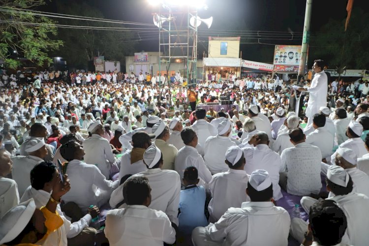 *विचार विनिमय बैठकीसाठी पटवर्धन कुरोलीतही आले मोठ्या सभेचे रूप*  *उस्फुर्तपणे   जमू लागलेली    गर्दी  हीच नव्या बदलाची नांदी - अभिजीत पाटील*  *श्री विठ्ठल सहकारी कारखान्याला पुन्हा गतवैभव मिळवून देण्यासाठी अहोरात्र झटणार असल्याची ग्वाही*