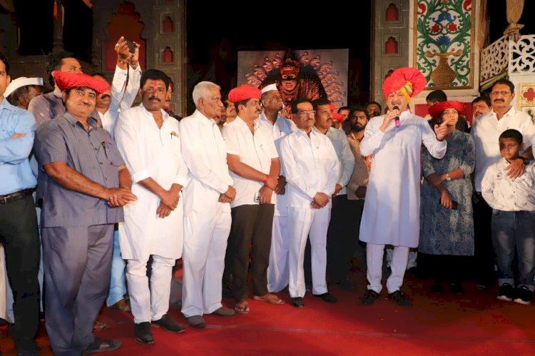 *अभिजीत पाटलांच्या रूपाने सोलापुर जिल्ह्याला मोठ्या मनाचा व सुसंस्कृत नेता मिळाला – युवराज छत्रपती संभाजी राजे*  *१लाख ५१हजार रू राज्याभिषेकासाठी अभिजीत पाटील यांनी दिला मदतीचा हात* *सामाजिक कार्यासाठी छत्रपती घराने कायम अभिजीत पाटील यांच्या पाठीशी उभे राहणार असल्याचे 