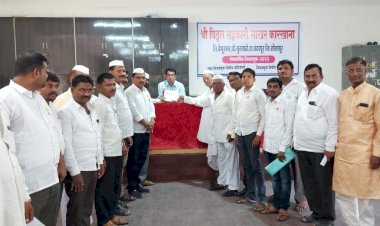 *आता स्वाभिमानी ही उतरली "विठ्ठल"च्या रिंगणात..*   *सात अर्ज दाखल करत स्वाभिमानीची निवडणुकीच्या रणधुमाळीत उडी..*