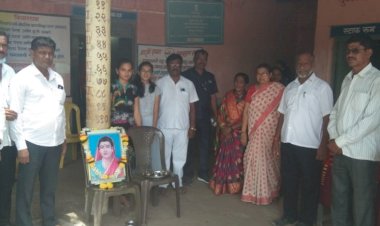 *करकंब येथील न्यू इंग्लिश प्रशालेत विद्यार्थ्यांचे झाले अनोख्या पद्धतीने स्वागत...!*  *विद्यार्थी-विद्यार्थिनींना वही व पेन देऊन केले स्वागत.*