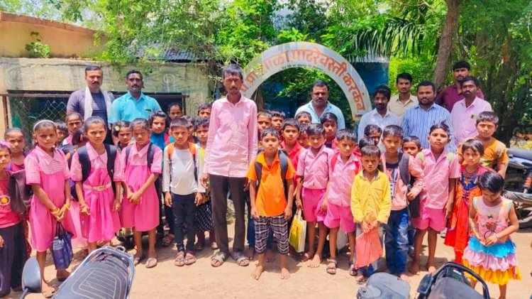 *शाळेच्या पहिल्याच दिवशी मुलांसह पालकांनी जिल्हा परिषद शाळेला ठोकले कुलूप......!*   *शालेय व्यवस्थापन समिती व ग्रामस्थांनी शाळा बंद ठेवण्याचा घेतला निर्णय.*   *जिल्हा परिषद शाळा विद्यार्थ्यांच्या की शिक्षकांच्या हितासाठी.....?