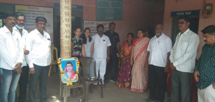 *करकंब येथील न्यू इंग्लिश प्रशालेत विद्यार्थ्यांचे झाले अनोख्या पद्धतीने स्वागत...!*  *विद्यार्थी-विद्यार्थिनींना वही व पेन देऊन केले स्वागत.*