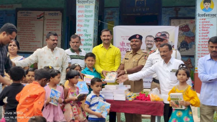 *अपर पोलीस आयुक्त विरेश प्रभू यांच्या वाढदिवसानिमित्त विद्यार्थ्यांना शैक्षणिक साहित्य वाटप*  *पोलिसांनी दिला वाढदिवसानिमित्त अनोखा सामाजिक बांधिलकी जोपासण्याचा संदेश....!*