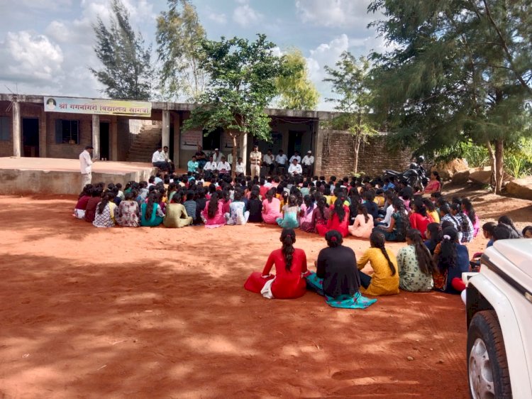 *बालकांचे हित जपण्याकरता बालविवाह रोखणे हीच काळाची गरज -पोलीस उपनिरीक्षक महेश मुंडे*   *सांगवी येथे महिला बचत गट, आशा वर्कर, ग्रामस्थ यांना बालविवाह रोखण्यासाठी संदर्भात केले आवाहन