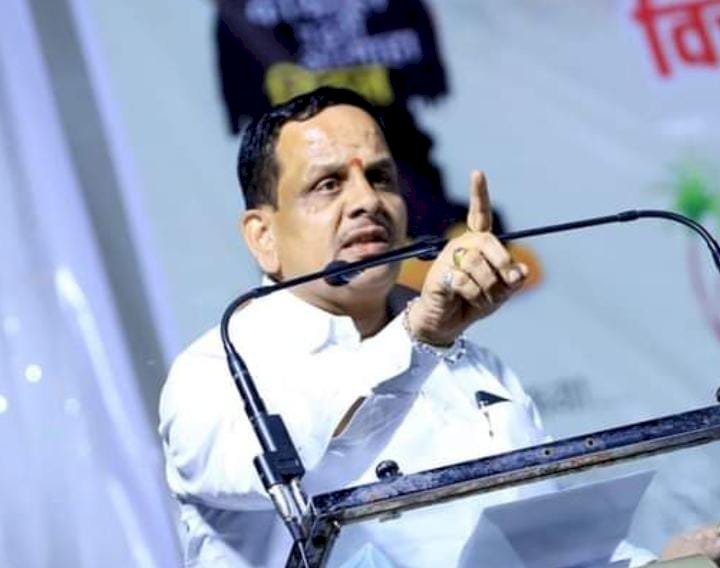 *नानांच्या काळातही विठ्ठलचा कारभार तुम्हीच बघत होता ...*  *युवराज पाटलांचा भगीरथ भालकेंवर प्रहार *.