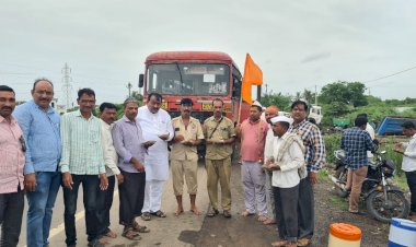 *आषाढी एकादशी निमित्त वारकरी बांधवांना राष्ट्रवादी काँग्रेस पार्टी उद्योग व व्यापार विभाग व एन .पी. उदयोग समुहाच्या वतीने फराळ वाटप* .