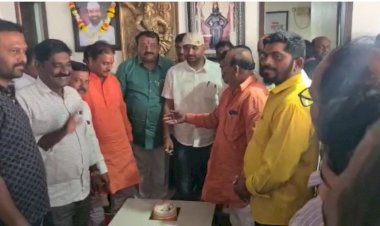 *नागेश फाटे यांच्या प्रदेशाध्यक्ष पदाला झाले वर्ष पूर्ण*    *व्यापाऱ्यांना मिठाई वाटप करून साजरा केली वर्षपूर्ती*   *राष्ट्रवादीचे नेते अन कार्यकर्त्यांनी केक कापून केला पहिला वाढदिवस*