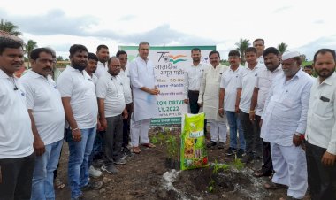 *श्री संत ज्ञानेश्वर महाराज पालखी  महामार्गावर.. आजादी का अमृत महोत्सव .... चे औचित्य साधून वृक्षारोपण.....!*  *जिल्ह्याचे नेते प्रशांत मालक परिचारक यांच्या शुभहस्ते झाले वृक्षारोपण.