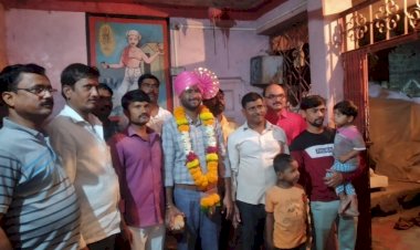 *मूर्तीला ..आकार देणारे.. हात... आता देणार जीवनाला आकार.....!*   *करकंब येथील कुंभार समाजातील युवक बनला डॉक्टर..*