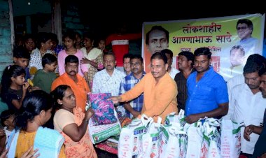 *पंढरीत मनसेची मदत सुरूच*   *दिलीप धोत्रे यांच्या हस्ते मातंग समाजाला केली मदत*  *साहित्यरत्न अण्णाभाऊ साठे यांच्या जयंतीनिमित्त साडीसह केले अन्नधान्य वाटप* 