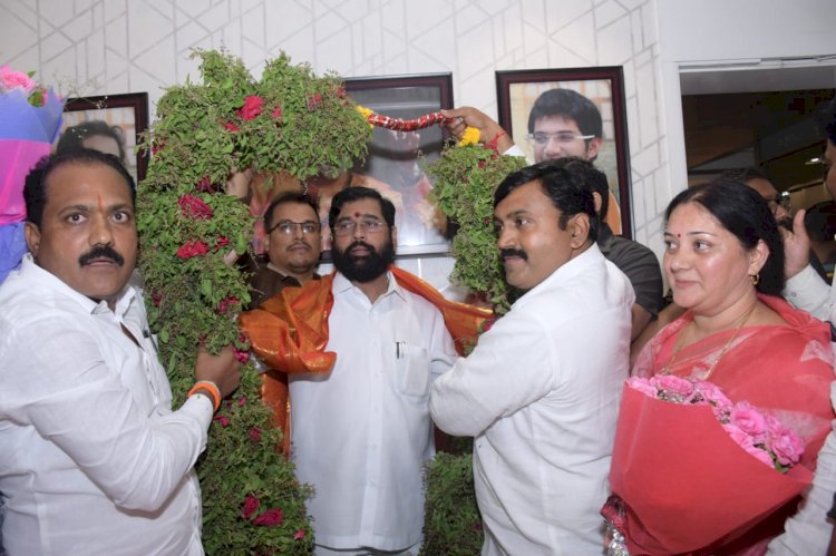 *पंढरीतील सेना पदाधिकाऱ्याच्या घरी मुख्यमंत्री एकनाथ शिंदेंचा फराळ*  *मुख्यमंत्र्यांनी  माहेशनाना साठे यांचे स्वीकारले आमंत्रण*