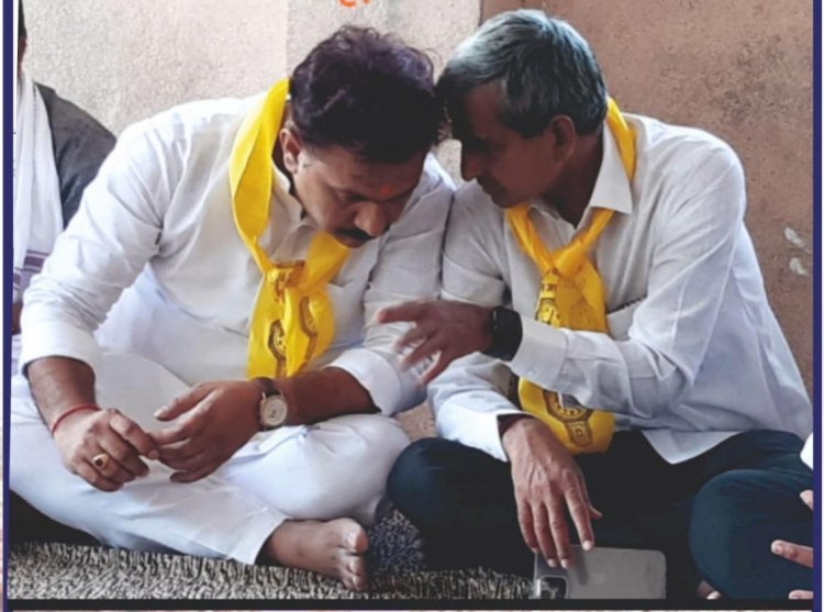 *म्हणूनच  सभासदांनी दिला अभिजीत पाटील आणि रोंगेसर यांना कौल*   *मागील निवडणुकीत रोंगेसर यांनी सांगितले की  विठ्ठल पडणार बंद*  *या निवडणूकीत अभिजीत पाटील यांनी मात्र पाठविले हा कारखाना मीच कसा वाचविणार*