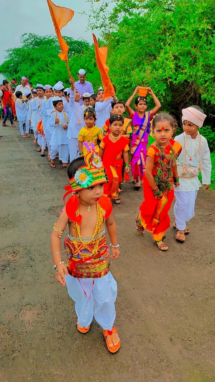 *विठ्ठल नामाच्या गजराने करकंब येथील देशमुख वस्ती जि.प.प्रा.शाळेचा परिसर दुमदुमला*  *- बालगोपालानी काढली आषाढी वारीनिमित्त बाल दिंडी*