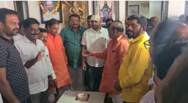 *नागेश फाटे यांच्या प्रदेशाध्यक्ष पदाला झाले वर्ष पूर्ण*    *व्यापाऱ्यांना मिठाई वाटप करून साजरा केली वर्षपूर्ती*   *राष्ट्रवादीचे नेते अन कार्यकर्त्यांनी केक कापून केला पहिला वाढदिवस*