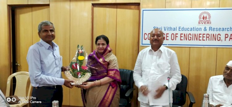 *मोहिते पाटील यांच्या हस्ते डॉ रोंगेसर यांचा सन्मान*  *स्वेरी मध्ये उच्च शिक्षण संस्था चालकांच्या सेवाभावी संस्थेची बैठक संपन्न*  