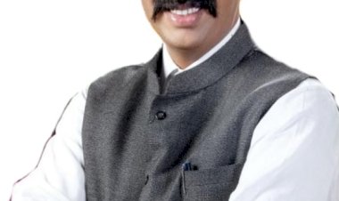 *70 वर्षातून खासदार तळ्यावर आले...  .साऱ् गाव खडबडून जाग झाले.... खासदार साहेबांनी  कोट्यावधी चा निधी देऊन गेले ....!*  *रस्ते.. वीज... आरोग्य.... शेतकऱी .... आणि सामान्यांसाठी धावणारा..... सिंह ....खासदार रणजितसिंह नाईक निंबाळकर