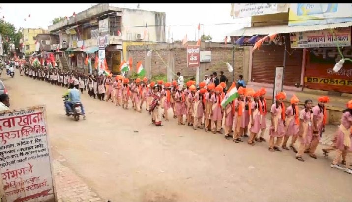 *करकंब मध्ये स्वातंत्र्याच्या अमृत महोत्सवानिमित्त तिरंगामय वातावरण.*  *आदर्श प्रशाला व ज्युनिअर कॉलेज विद्यार्थ्यांनी जनजागृती प्रभात फेरीचे केले आयोजन*