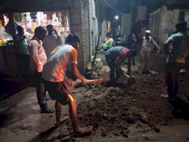 *करकंब च्या थोरली वेस येथील युवकांनी स्वातंत्र्य दिनानिमित्त तलाठी कार्यालयाजवळ केले परिश्रम....!*