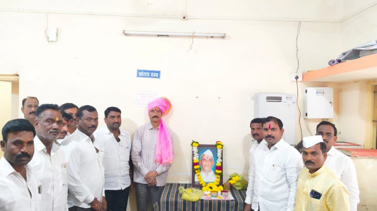 करकंब ग्रामपंचायत कार्यालयात कर्मयोगी श्रीमंत स्व. सुधाकरपंत परिचारक यांच्या पुण्यतिथीनिमित्त पद्मश्री श्री .पोपटराव पवार यांच्या कडून अभिवादन.*