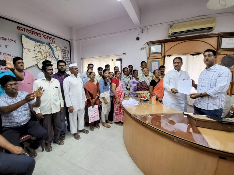 *पंढरीतील घरकुलधारकांच्या घरांसाठी मनसे आक्रमक*  *मुख्याधिकाऱ्यांना दिले निवेदन*  *दिला आंदोलनाचा इशारा*