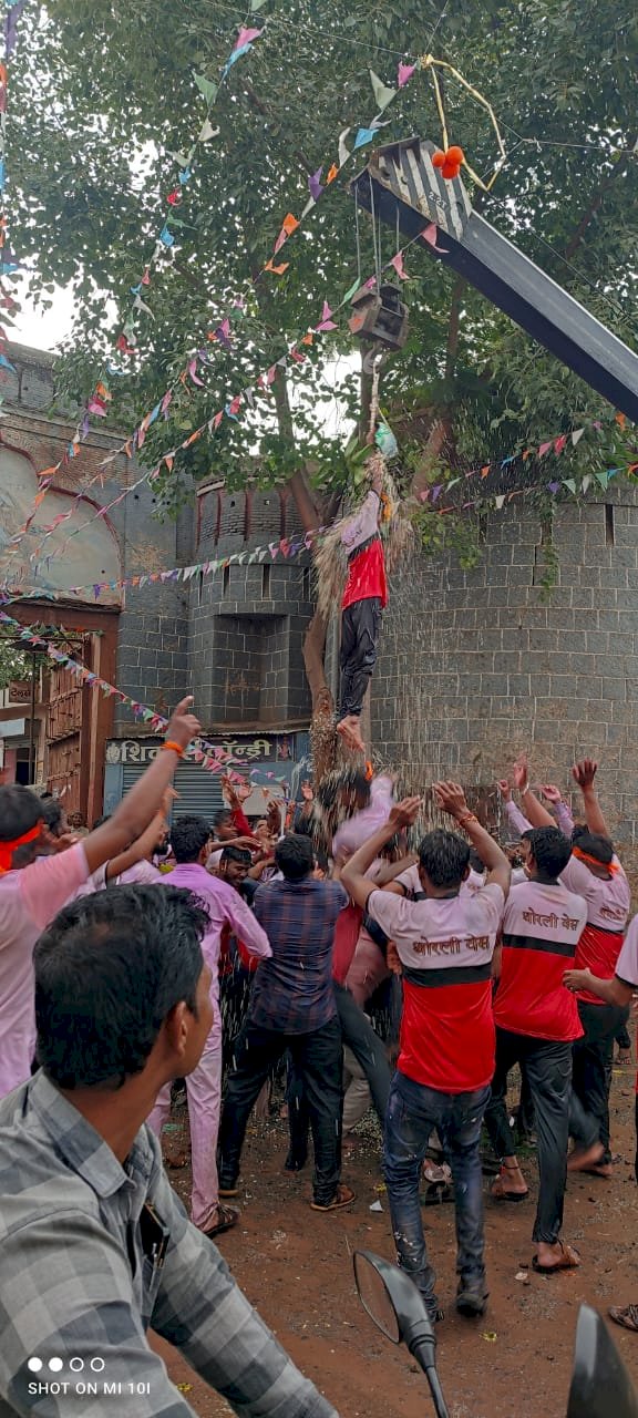 *करकंब येथील शिवरत्न सामाजिक बहुउद्देशीय संस्था व शिवप्रेमी तरुण मंडळाच्या च्या वतीने गोकुळाष्टमी मोठ्या उत्साहाने संपन्न....!*  *थोरली वेस दहीहंडी फोडण्याचा बहुमान इयत्ता दहावीतील विद्यार्थी रोहन अशोक कुंभार ने मिळवला*.