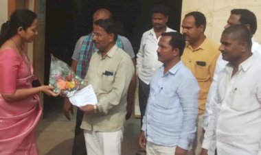 *हमाल कामगारांचे पगार त्वरीत करा - जिल्हाध्यक्ष शिंदे* *जिल्हा पुरवठा अधिकारी वर्षा लांडगे यांना निवेदन;* *जिल्ह्यातील 5 हजार कामगारांचा निघणार मोर्चा*