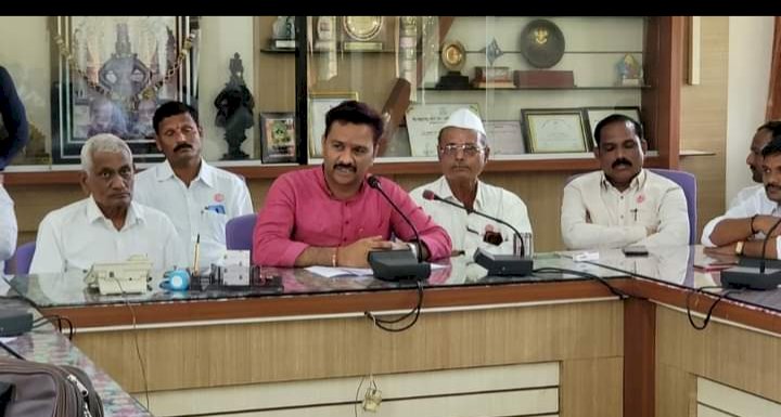 *चेअरमन अभिजीत पाटील यांची वचनपूर्ती*  *विठ्ठलच्या  थकित ऊस बिलाचे वाटप झाले सुरू*  *सहकार शिरोमणीलाही 2500भाव मिळुन देण्यासाठी निवडणूक लढवू*