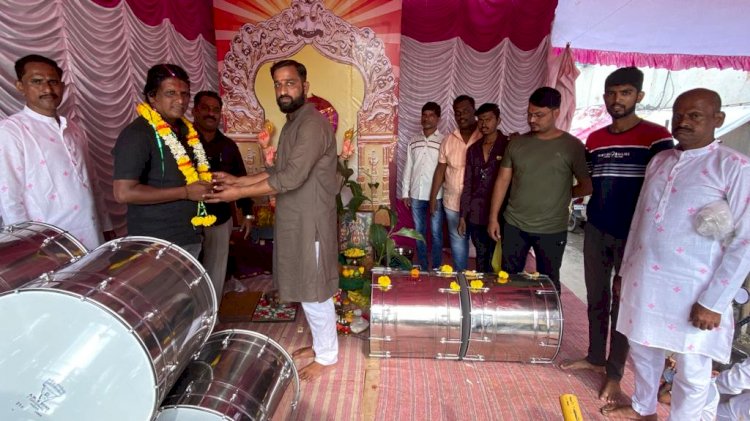 *समाजसेवक संजयबाबा ननवरे मित्र परिवारतर्फे विरमर्द अनिलराज तरुण मंडळास १५ ढोल दिले भेट*