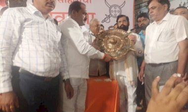 *संपर्क प्रमुख महेशनाना साठे यांचेकडून ढाल तलवार मुख्यमंत्र्यांकडे समर्पित***