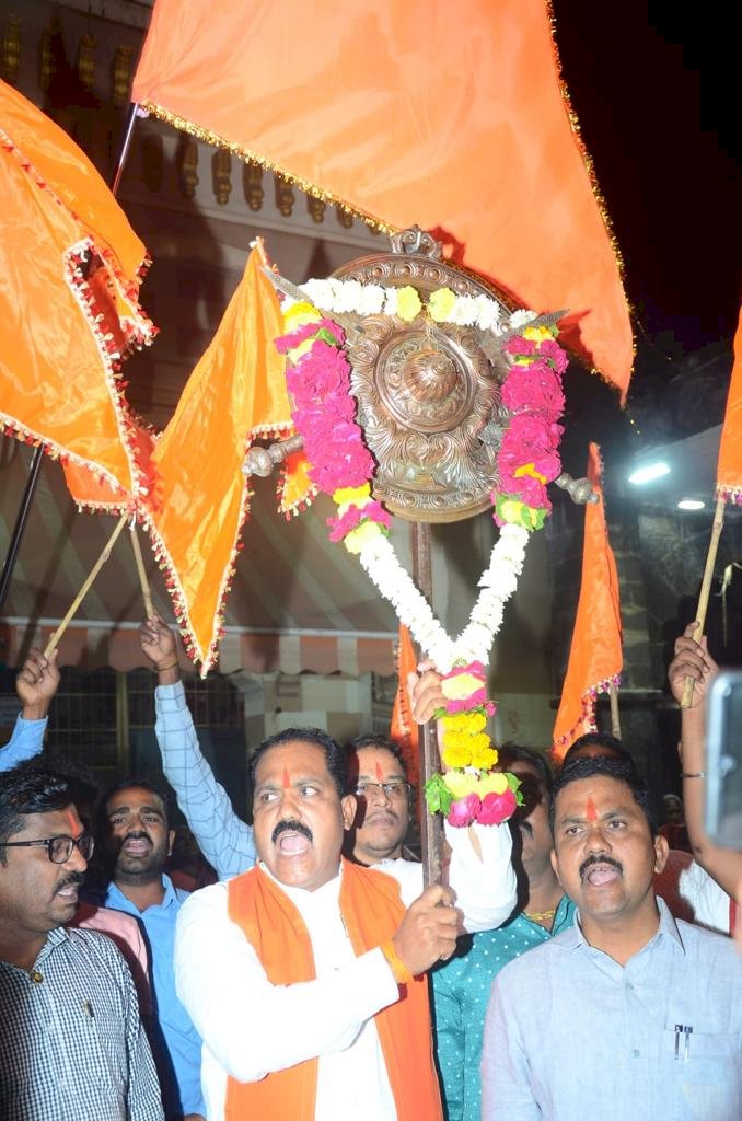 *पंढरीत मुख्यमंत्री एकनाथ शिंदे गटाचा जल्लोष*   *श्री विठ्ठल मंदिरासमोर ढाल तलवारीचे पूजन*  *हीच ढाल तलवार मुख्यमंत्र्यांना समर्पित करणार _ महेश साठे*  पंढरपूर /प्रतिनिधी